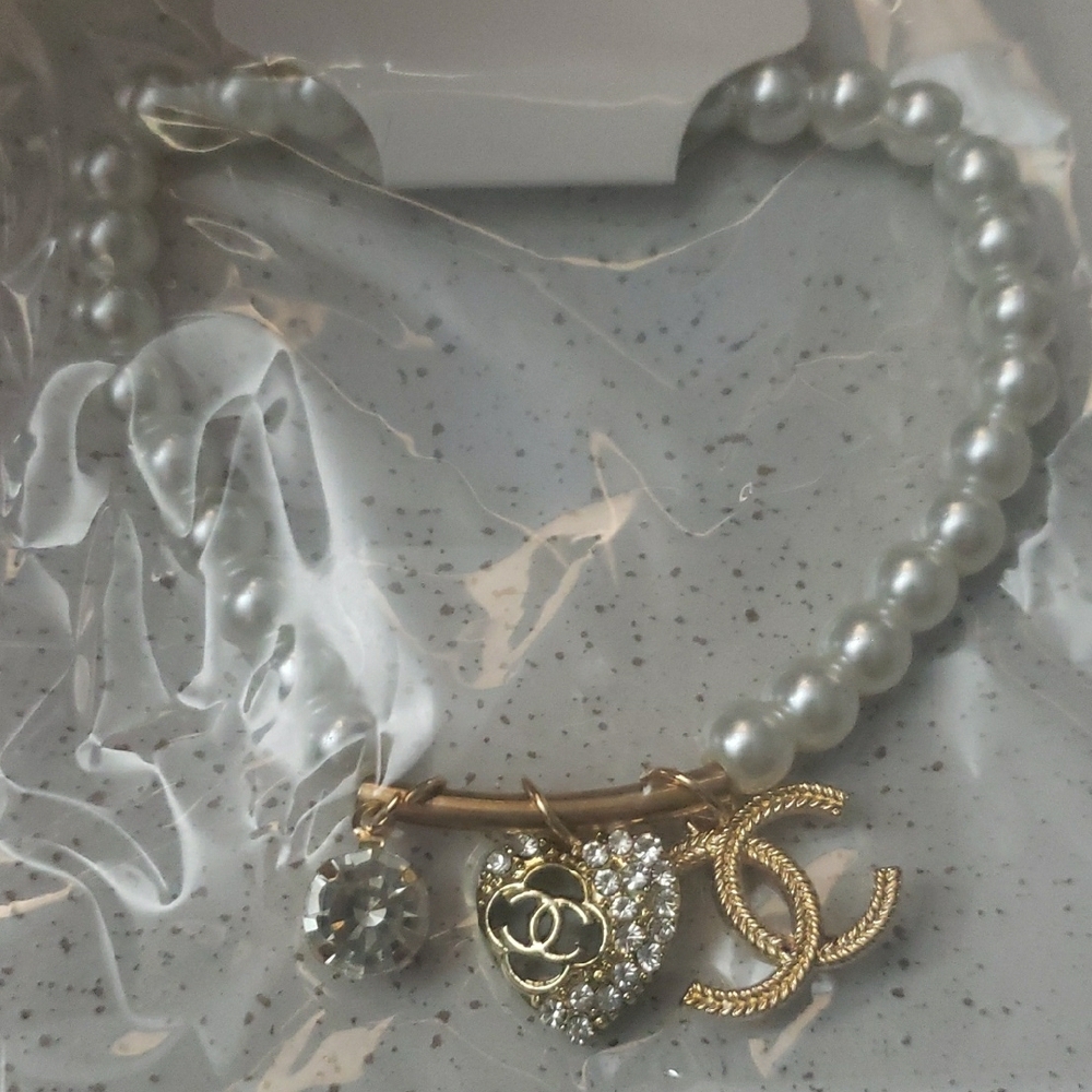 Elegant Stretch Pearl Bracelet with Gold Accents